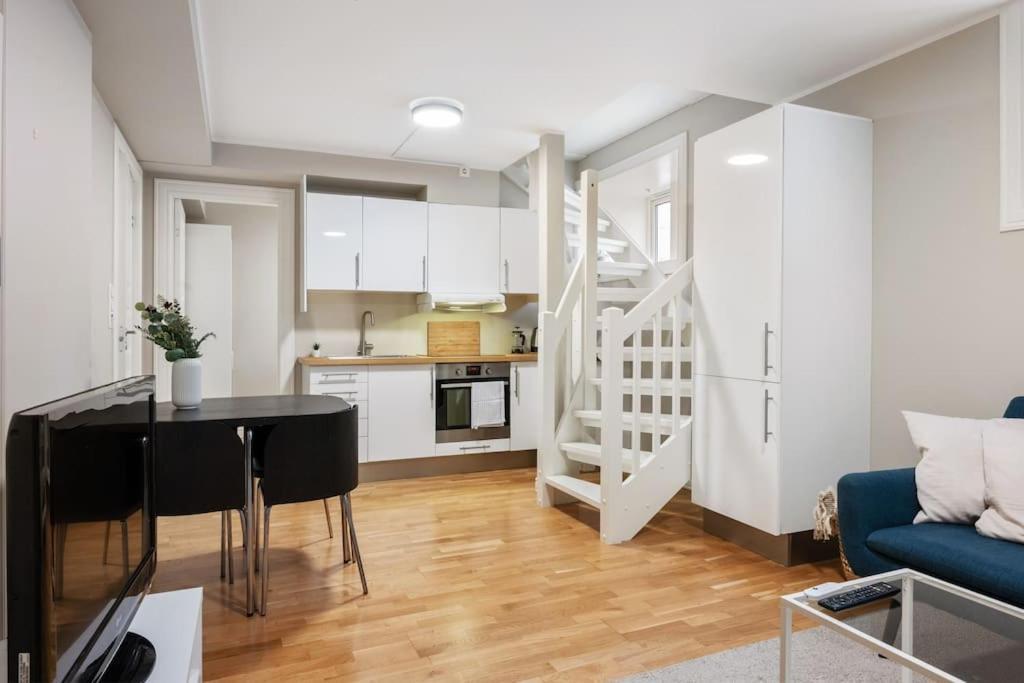 New! Modern City Apt: Central W/ Private Entrence Bergen Exterior photo
