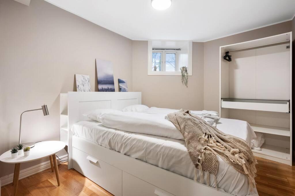 New! Modern City Apt: Central W/ Private Entrence Bergen Exterior photo